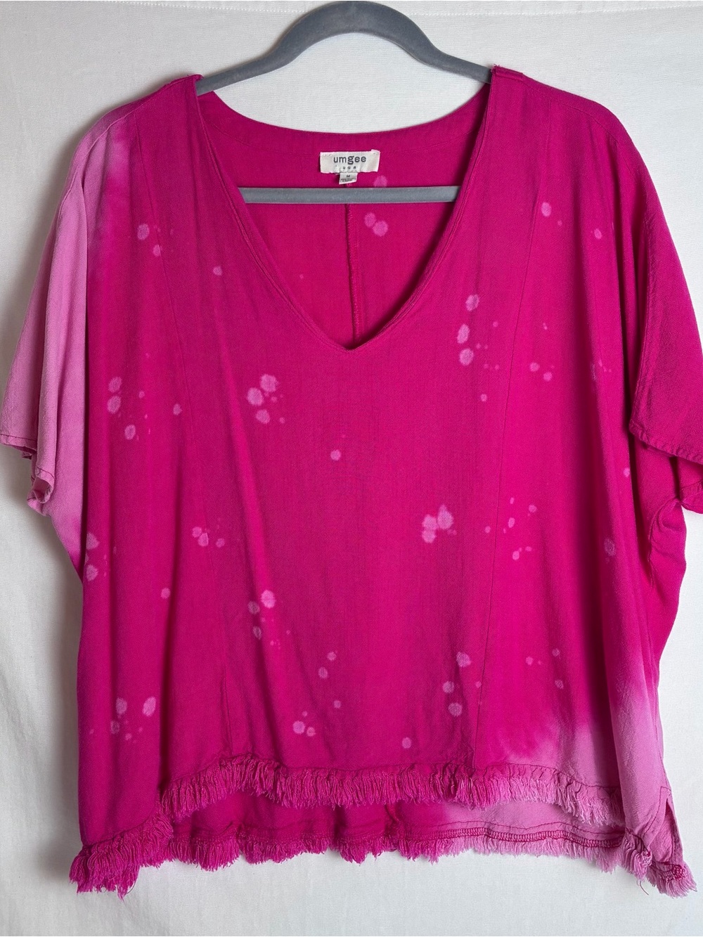 Umgee Womens Medium Pink Bleach Splatter Fringe Hem Linen Blend V-Neck Top Shirt